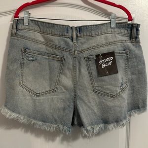 Women’s cutoff light wash denim shorts